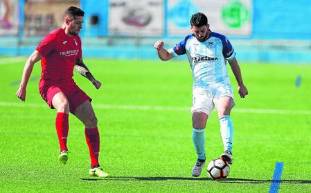 Mimi controla el balón ante la presión de Antonio López en un lance del partido de ayer. Mimi controla el balón ante la presión de Antonio López en un lance del partido de ayer.