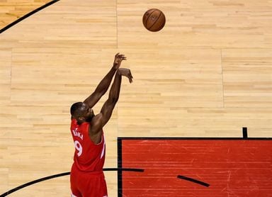 Ibaka vuelve a ser titular y ganan los Raptors; Juancho no juega con Nuggets Ibaka vuelve a ser titular y ganan los Raptors; Juancho no juega con Nuggets