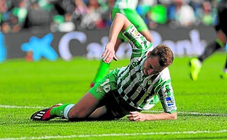 Loren Morón (seis goles esta temporada) se lamenta de una ocasión fallada en un partido del presente ejercicio en el Benito Villamarín. Loren Morón (seis goles esta temporada) se lamenta de una ocasión fallada en un partido del presente ejercicio en el Benito Villamarín.