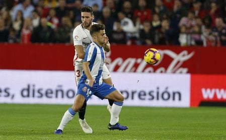 Melendo disputa un balón con Sergi Gómez Melendo disputa un balón con Sergi Gómez