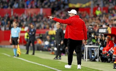 El Sevilla destituye a Machín; Caparrós, nuevo entrenador El Sevilla destituye a Machín; Caparrós, nuevo entrenador