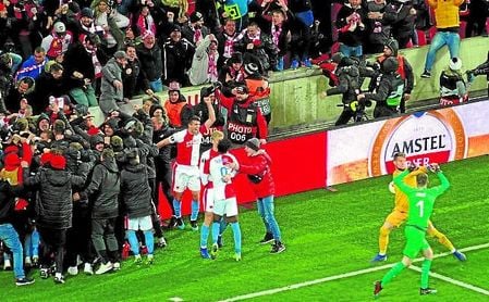 Los jugadores del Slavia celebran el cuarto gol con la grada. Los jugadores del Slavia celebran el cuarto gol con la grada.