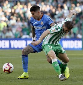 Olivera lucha un balón en el Villamarín Olivera lucha un balón en el Villamarín
