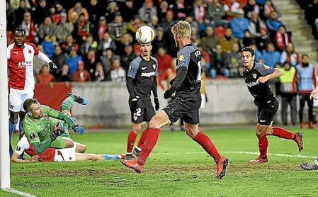 Imagen del partido entre el Slavia y el Sevilla en Praga. Imagen del partido entre el Slavia y el Sevilla en Praga.
