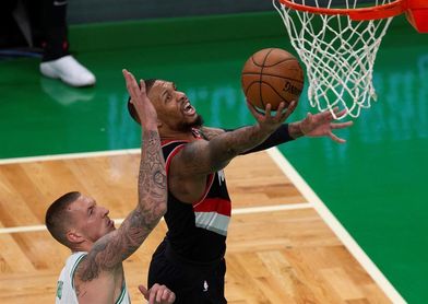 110-122. Lillard dirige el ataque y logra marca 110-122. Lillard dirige el ataque y logra marca