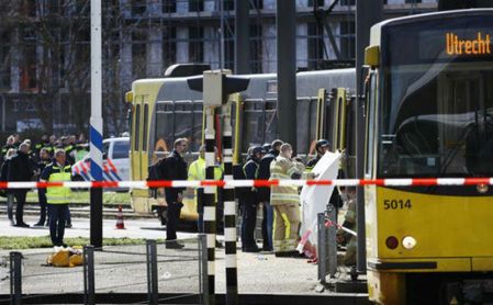 Al menos tres muertos y nueve heridos en el tiroteo de Utrecht. Al menos tres muertos y nueve heridos en el tiroteo de Utrecht.