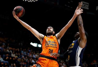 El Valencia se aferra a la Fonteta ante el Unics en la apertura de la semifinal El Valencia se aferra a la Fonteta ante el Unics en la apertura de la semifinal