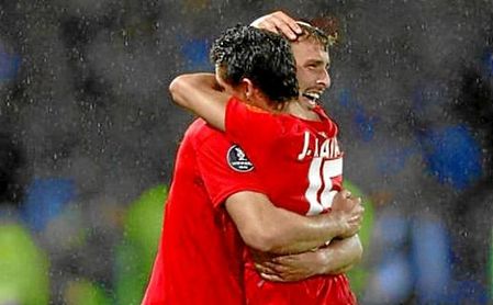 Jesús Navas, abrazado a Antonio Puerta. Jesús Navas, abrazado a Antonio Puerta.