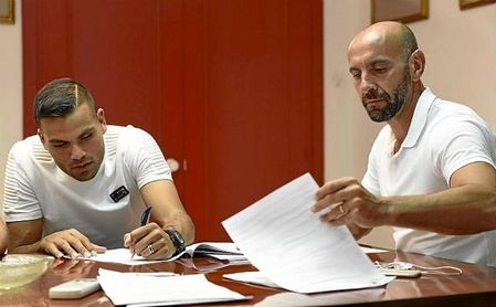 Monchi firmó a Mercado hace tres temporadas, ahora el agente del argentino espera una llamada del director deportivo. Monchi firmó a Mercado hace tres temporadas, ahora el agente del argentino espera una llamada del director deportivo.