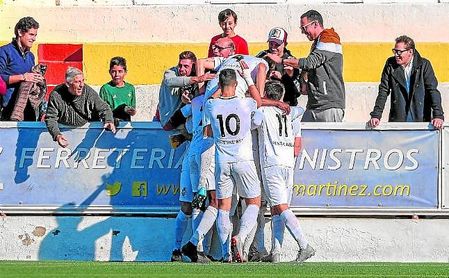 Los jugadores del Utrera celebran un gol con su afición en la presente temporada. Los jugadores del Utrera celebran un gol con su afición en la presente temporada.