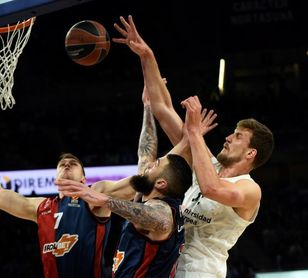 86-76. El Baskonia mete un pie en los "playoffs" de la Euroliga 86-76. El Baskonia mete un pie en los "playoffs" de la Euroliga
