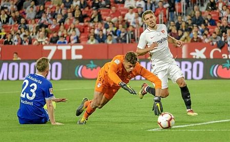 Lucho atrapa el balón tras desbaratar el mano a mano a Teuchert. Lucho atrapa el balón tras desbaratar el mano a mano a Teuchert.