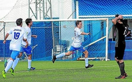 El benacazonero Pablo García celebra el gol que logró ante el Torreblanca. El benacazonero Pablo García celebra el gol que logró ante el Torreblanca.