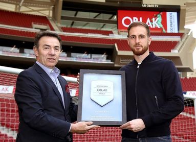 Abel entrega una placa a Oblak, "muy orgulloso de jugar 200 partidos" Abel entrega una placa a Oblak, "muy orgulloso de jugar 200 partidos"