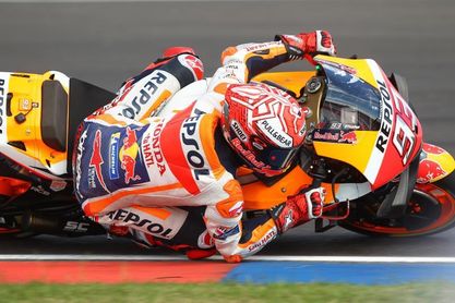 Márquez doblega a todos sus rivales y estrecha la mano a Rossi Márquez doblega a todos sus rivales y estrecha la mano a Rossi