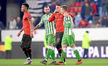 Ben Arfa habla con sus excompañeros Jesé y Lo Celso, tras el Rennes-Betis. Ben Arfa habla con sus excompañeros Jesé y Lo Celso, tras el Rennes-Betis.