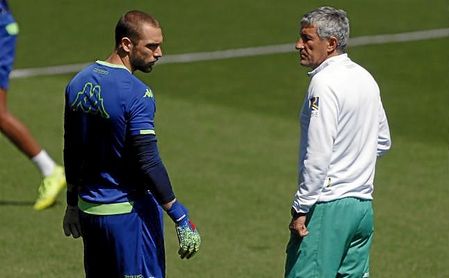 Setién habla con Pau durante el entrenamiento del lunes Setién habla con Pau durante el entrenamiento del lunes