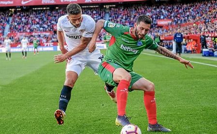 Carriço presiona a Borja Bastón en un lance del partido. Carriço presiona a Borja Bastón en un lance del partido.