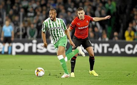 Ben Arfa puga con Sidnei, durante el Betis-Rennes de la Europa League. Ben Arfa puga con Sidnei, durante el Betis-Rennes de la Europa League.