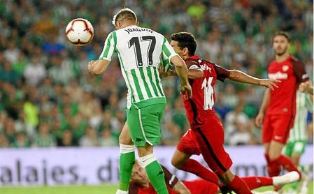 Joaquín y Navas, en el último derbi jugado en el Benito Villamarín. Joaquín y Navas, en el último derbi jugado en el Benito Villamarín.