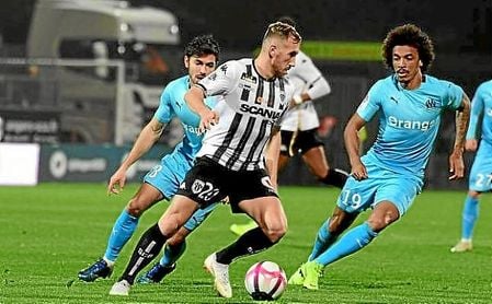 Tait, en un partido del Angers frente al Marsella. Tait, en un partido del Angers frente al Marsella.