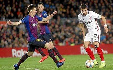 Clement Lenglet y André Silva, durante el Barça-Sevila de LaLiga. Clement Lenglet y André Silva, durante el Barça-Sevila de LaLiga.