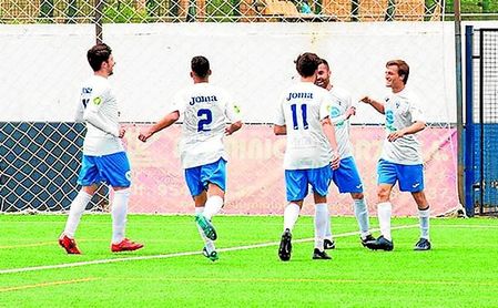 Pablo (derecha) celebra uno de sus tres goles logrados ante el Peñarroya. Pablo (derecha) celebra uno de sus tres goles logrados ante el Peñarroya.
