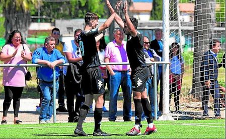 Raúl García (autor del doblete) y Nané (que firmó el primero) se felicitan mutuamente este domingo. Raúl García (autor del doblete) y Nané (que firmó el primero) se felicitan mutuamente este domingo.
