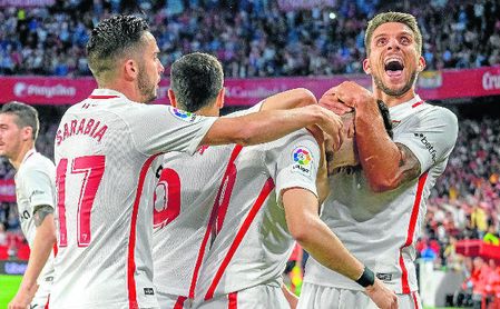 Carriço celebra con Munir y otros compañeros el gol del exazulgrana. Carriço celebra con Munir y otros compañeros el gol del exazulgrana.