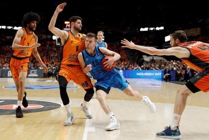 89-63. Un Valencia con carácter conquista su cuarta Eurocopa e irá a Euroliga 89-63. Un Valencia con carácter conquista su cuarta Eurocopa e irá a Euroliga