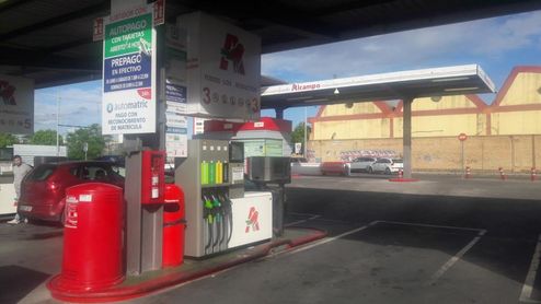 Gasolinera del hipermercado Alcampo de la Ronda del Tamarguillo (Sevilla). Gasolinera del hipermercado Alcampo de la Ronda del Tamarguillo (Sevilla).