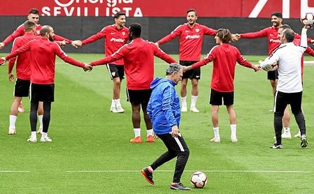 Caparrós, finalmente, podrá contar con Navas y Sarabia ante el Rayo. Caparrós, finalmente, podrá contar con Navas y Sarabia ante el Rayo.