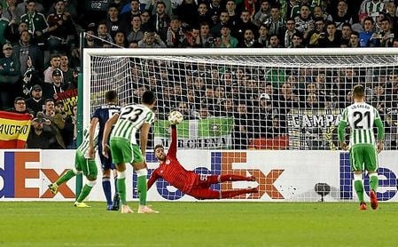 El meta luso le detuvo un penalti al Betis en la Europa League. El meta luso le detuvo un penalti al Betis en la Europa League.