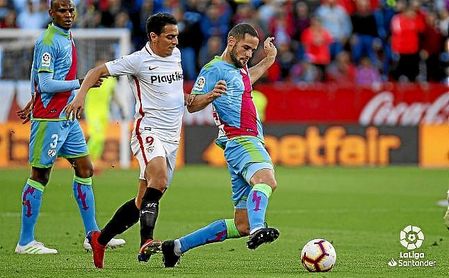 Ben Yedder presiona a Mario Suárez en un lance del partido. Ben Yedder presiona a Mario Suárez en un lance del partido.