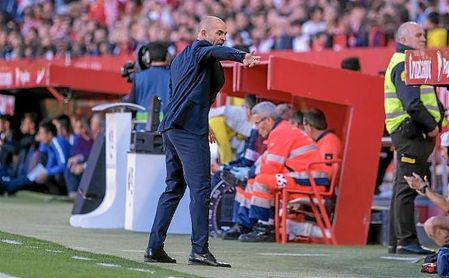 Paco Jémez, en la banda del Sánchez-Pizjuán. Paco Jémez, en la banda del Sánchez-Pizjuán.