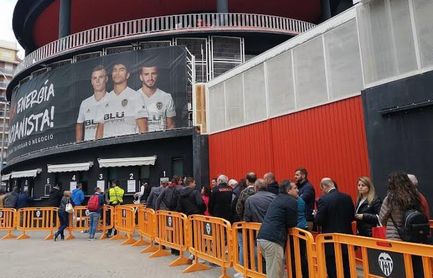 Largas colas en Mestalla para acudir a la final copera contra Messi Largas colas en Mestalla para acudir a la final copera contra Messi