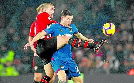 Lucas Pérez, en un partido de la Premier con el West Ham. Lucas Pérez, en un partido de la Premier con el West Ham.