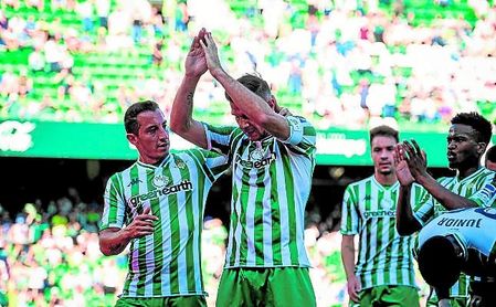 Joaquín, junto a sus compañeros en el duelo ante el Huesca. Joaquín, junto a sus compañeros en el duelo ante el Huesca.