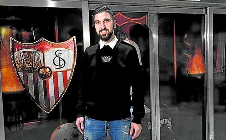 El delantero israelí Munas Dabbur, a su llegada a Sevilla en enero. El delantero israelí Munas Dabbur, a su llegada a Sevilla en enero.
