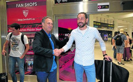Joaquín Caparrós y Pablo Machín, que se las prometían felices a comienzos de la temporada, no han podido dar la talla del todo en el banquillo del Sevilla. Joaquín Caparrós y Pablo Machín, que se las prometían felices a comienzos de la temporada, no han podido dar la talla del todo en el banquillo del Sevilla.