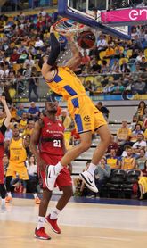 84-79. Fiesta de despedida local del 'Granca' con Jacob Wiley como animador 84-79. Fiesta de despedida local del 'Granca' con Jacob Wiley como animador