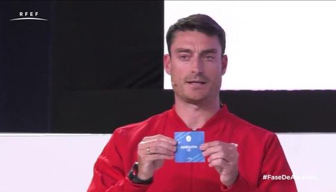 Albert Riera sacó la bola del Antequera CF. Albert Riera sacó la bola del Antequera CF.