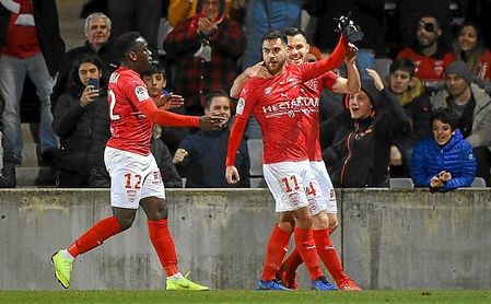 El Sevilla tendría mucha competencia para hacerse con el centrocampista del Nimes. El Sevilla tendría mucha competencia para hacerse con el centrocampista del Nimes.