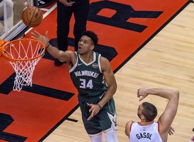 120-102. Los Raptors vencen con facilidad a los Bucks sin necesitar a Leonard 120-102. Los Raptors vencen con facilidad a los Bucks sin necesitar a Leonard