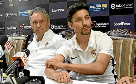 Caparrós, junto a Jesús Navas en la rueda de prensa. Caparrós, junto a Jesús Navas en la rueda de prensa.