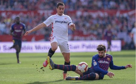 Ben Yedder, en una disputa de balón con Gerard Piqué en el último Sevilla-Barcelona. Ben Yedder, en una disputa de balón con Gerard Piqué en el último Sevilla-Barcelona.