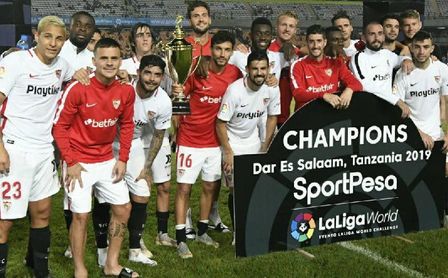 Caparrós pudo decir adiós al banquillo del Sevilla FC con victoria. Caparrós pudo decir adiós al banquillo del Sevilla FC con victoria.