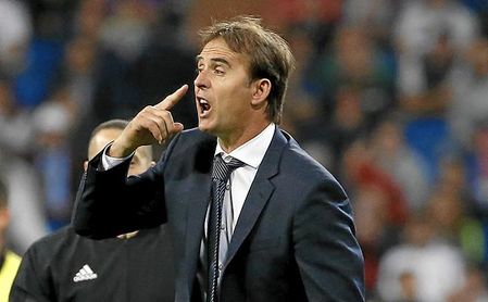 Lopetegui ha sido tanteado por los dos clubes hispalenses. Lopetegui ha sido tanteado por los dos clubes hispalenses.