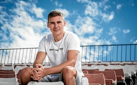 Wöber posa para ESTADIO Deportivo en su último día en Sevilla antes de partir hacia sus vacaciones estivales. Wöber posa para ESTADIO Deportivo en su último día en Sevilla antes de partir hacia sus vacaciones estivales.