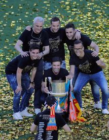 Mestalla agasaja a sus campeones y festeja a lo grande la copa del centenario Mestalla agasaja a sus campeones y festeja a lo grande la copa del centenario